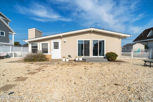 Building Photo - 825 Leeward Dr