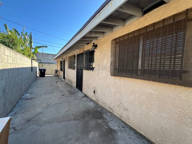 Building Photo - 126 W 71st St