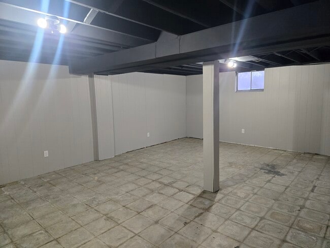 Building Photo - 541 E School St