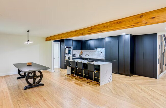 Building Photo - 930 Downey Dr