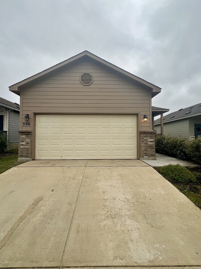 Building Photo - 596 Jennifer Wy