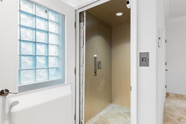 Building Photo - 1260 N Riverside Dr