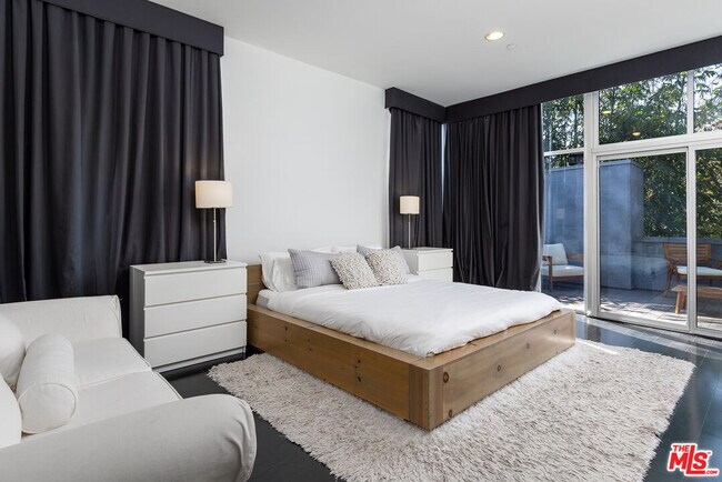 Building Photo - 900 N W Knoll Dr