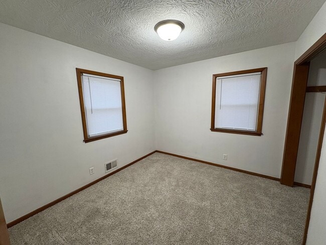 Building Photo - 320 Fanelle Ave