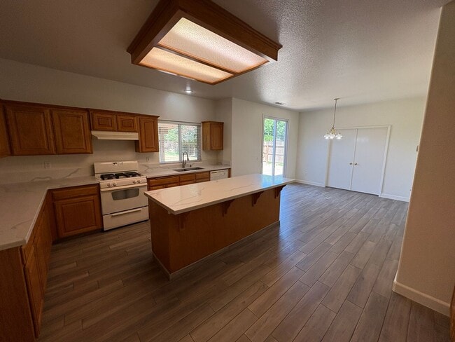 Building Photo - 2 Story Home Near Shopping Center Rent Ready!