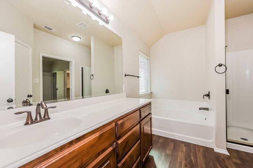 Building Photo - 1109 Hidden Meadow Dr