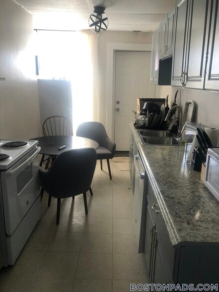 Building Photo - 7 Linden St