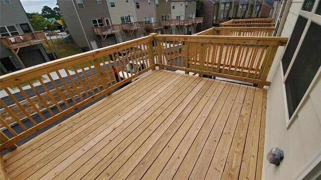 Building Photo - 1055 Bayrose Cir