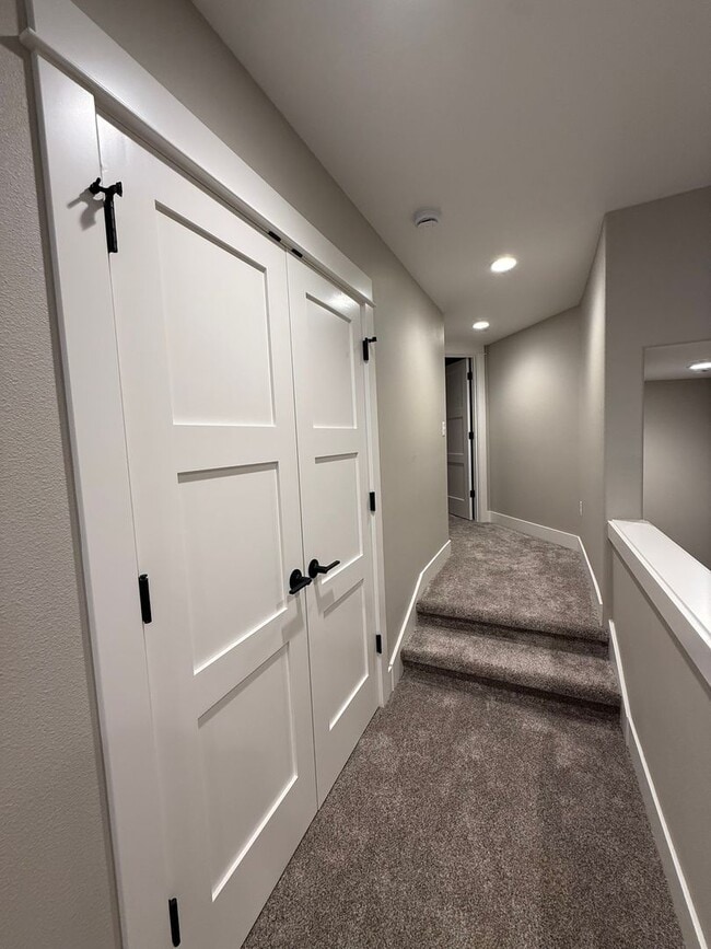 Building Photo - Elegant and Luxurious Cottage Grove Home