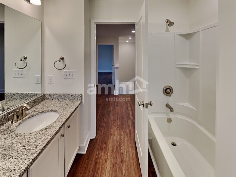 Building Photo - 4510 Tarpon Dr