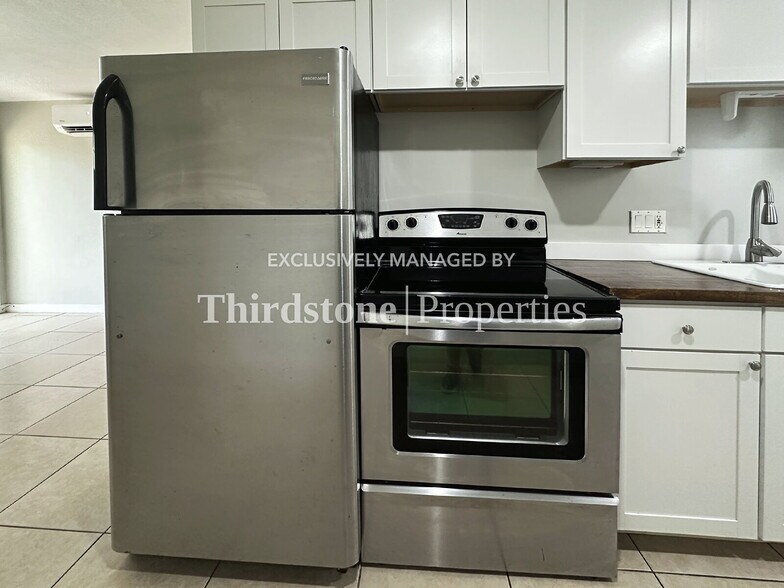 Building Photo - 1930 Park St