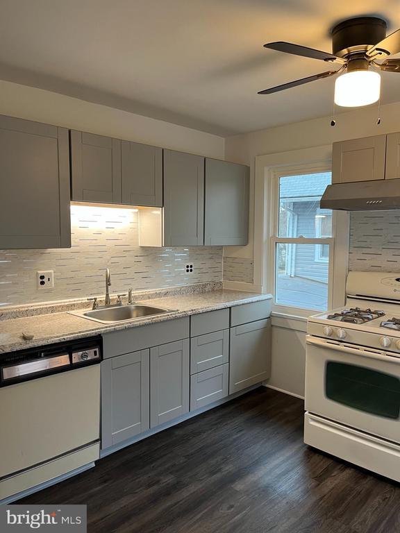 Building Photo - 29 10th Ave