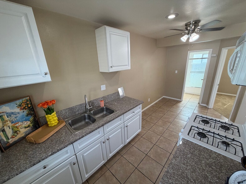 Building Photo - 9320 Elm Vista Dr