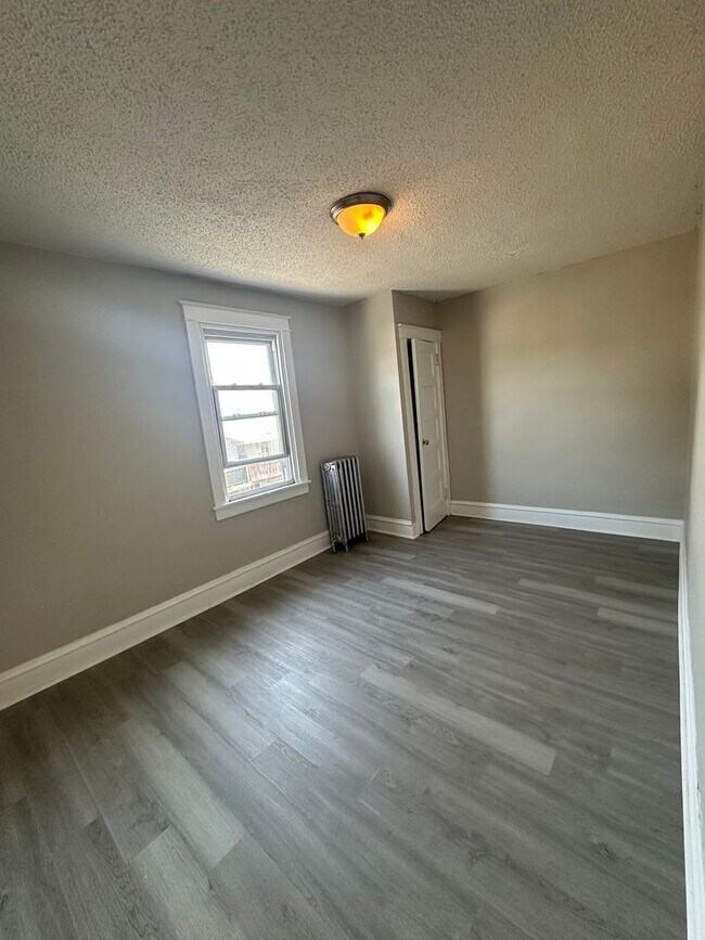Building Photo - Beautiful 2 Bed/ 2 Full bath for rent with Finished basement.