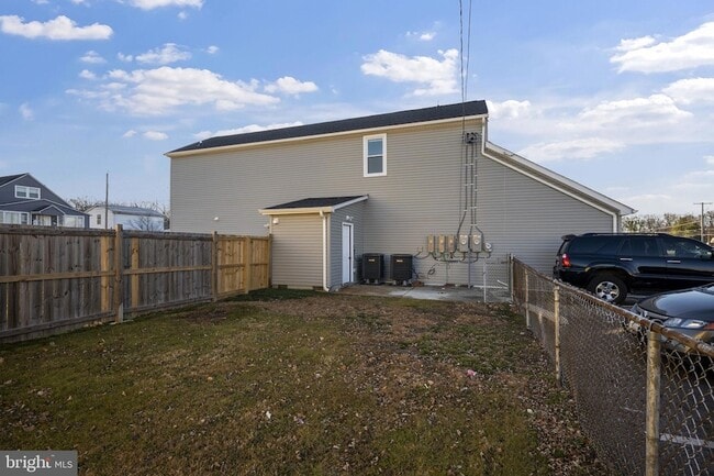 Building Photo - 555 S Marlyn Ave