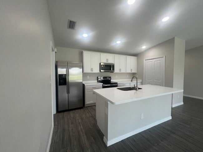 Building Photo - 3 bedroom/ 2 bath in NE Cape Coral- Gator CIrcle - Available Now