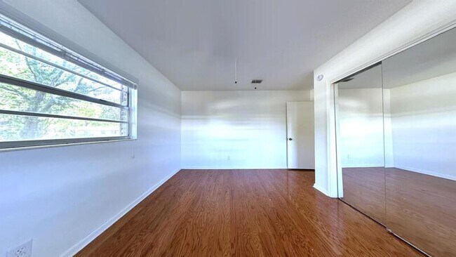 Building Photo - 1502 W Country Club Dr