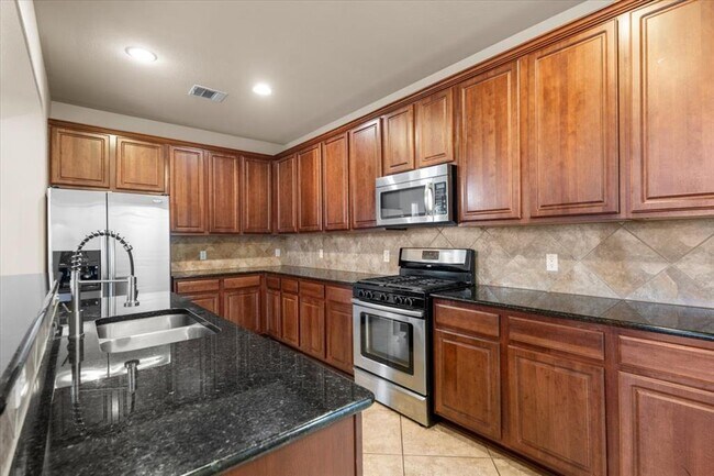 Building Photo - 2041 Livonia Dr