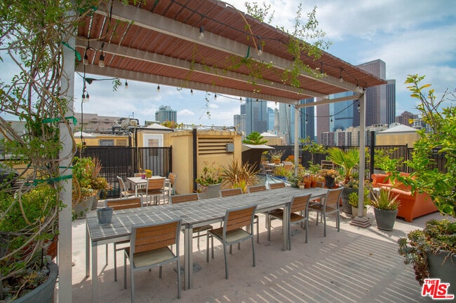 Building Photo - 108 W 2nd St