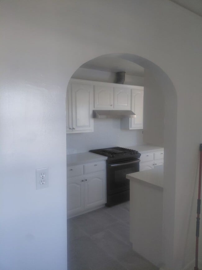 Building Photo - 1010