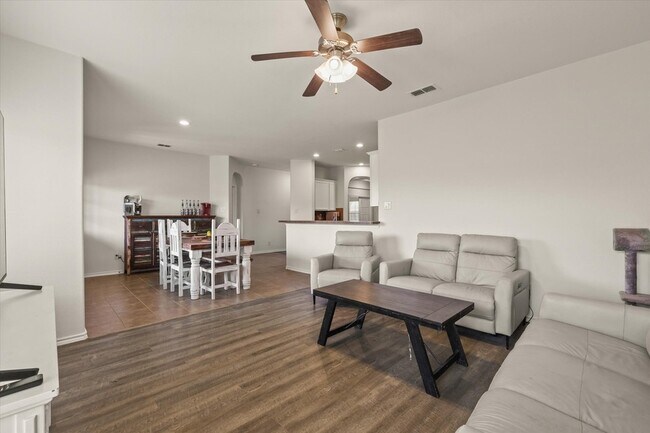 Building Photo - 5129 Meadow Ln
