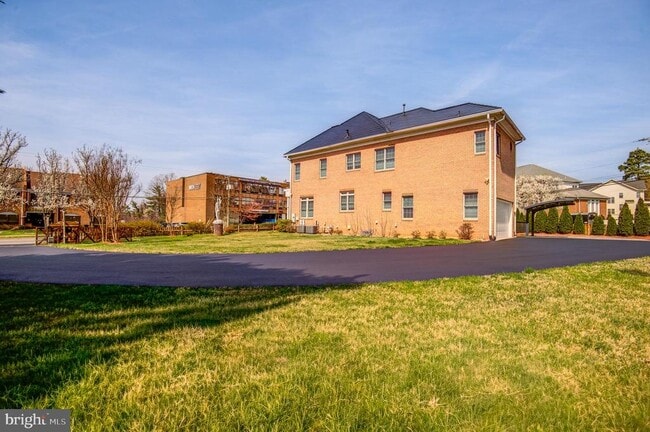 Building Photo - 4303 Evergreen Ln