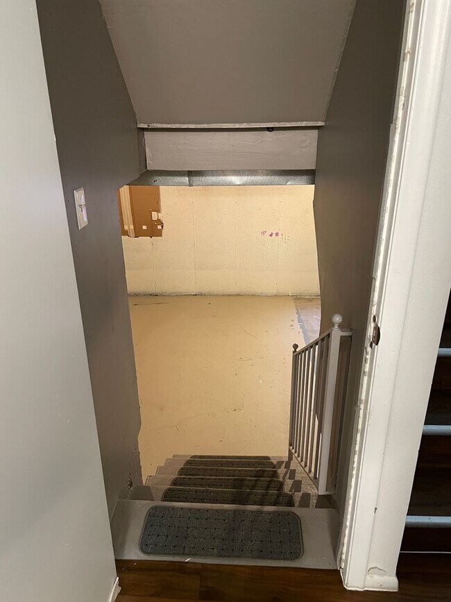 Building Photo - 3-Bedroom 1.5 Bath Twin-Home