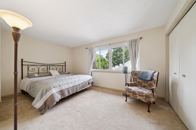 Building Photo - 804 Fairways Dr