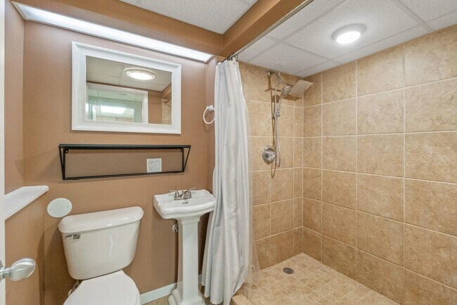 Building Photo - 1429 Columbus Dr