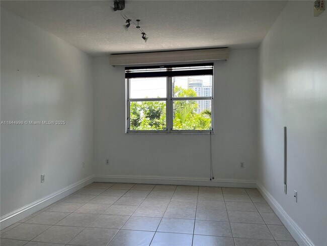 Building Photo - 1824 Brickell Ave