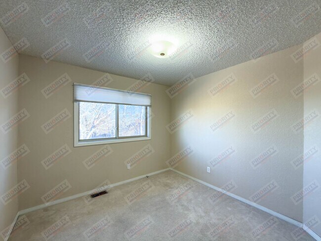 Building Photo - Main level living!