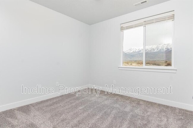 Building Photo - 772 260 W