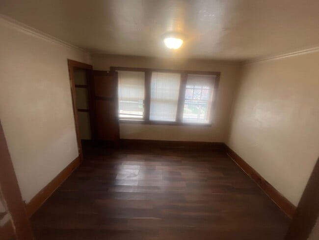 Building Photo - Spacious 2-Bedroom Upper Duplex