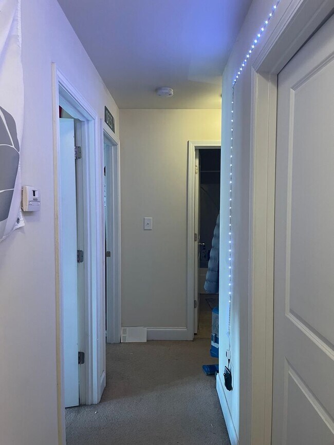 Building Photo - Cute 4 Bedroom Near Downtown for Pre-Lease