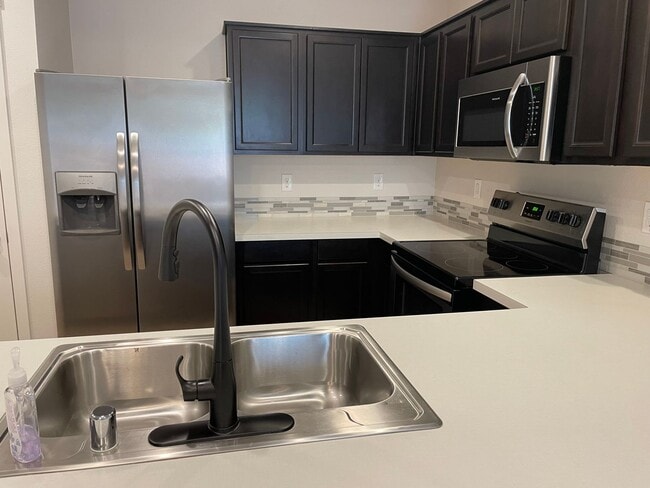 Building Photo - Charming 3 Bedroom Townhome w/FULLY FENCED...