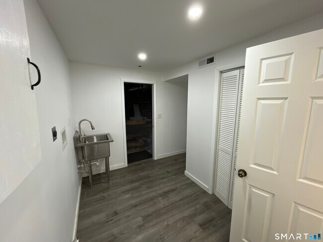 Building Photo - 110 Roger White Dr