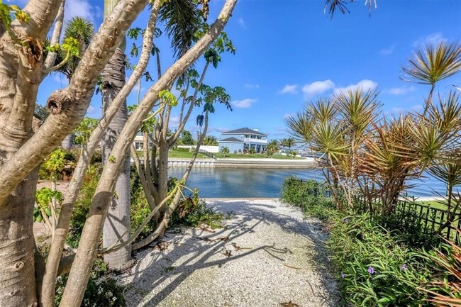 Building Photo - 3601 Coquina Key Dr SE