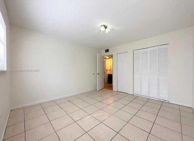 Building Photo - 1630 W 46th St