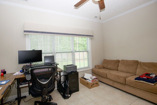 Building Photo - "Large 3-Bedroom plus BONUS Retreat with S...