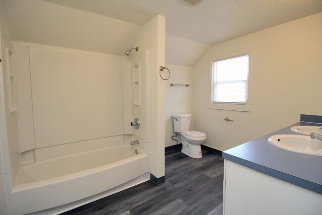 Building Photo - UNIVERSITY LIVING - Beautiful 5 Bedroom Ho...