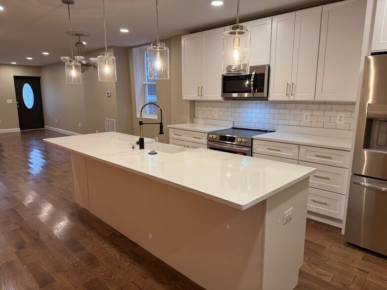 Building Photo - 5 S Augusta Ave