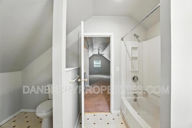 Building Photo - 822 Searles Rd