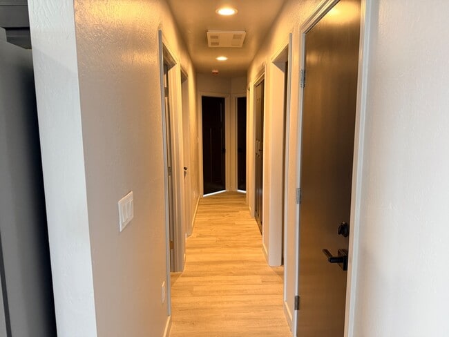 Building Photo - Division St