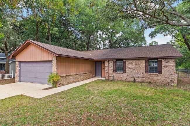 Building Photo - 3 Bedroom in Desirable Location!