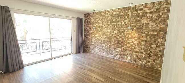 Building Photo - LARGE 2 BEDROOM 3 BATH CONDO IN COLONIAL PARK