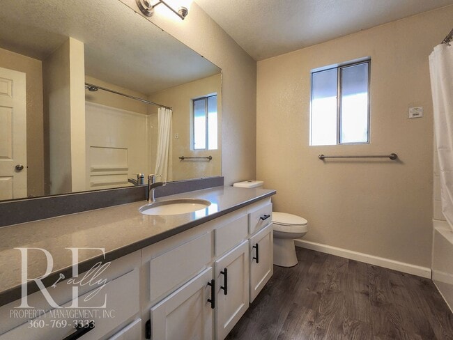 Building Photo - Spacious Tri-Level in East Bremerton | Cor...