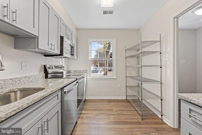 Building Photo - 7604 Somerset Ln