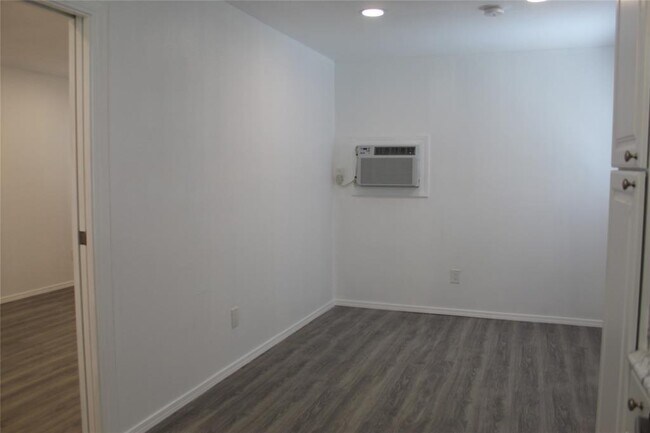 Building Photo - 229 Neyland St