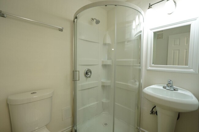 Building Photo - 1405 N Riverside Ave