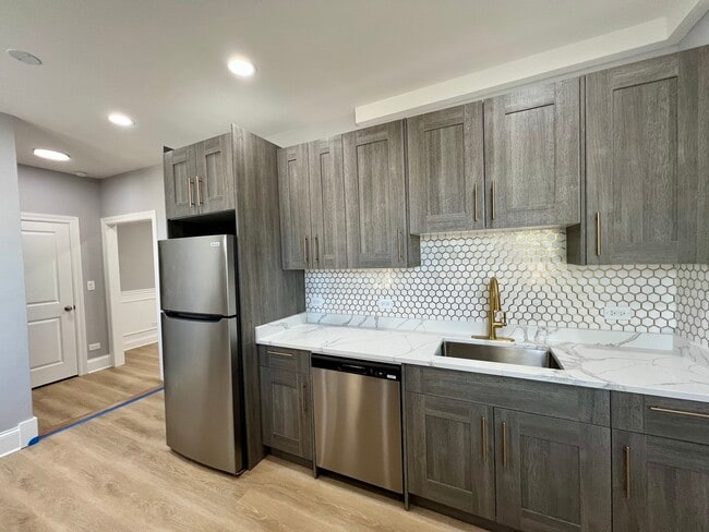 Building Photo - 1701 W Albion Ave